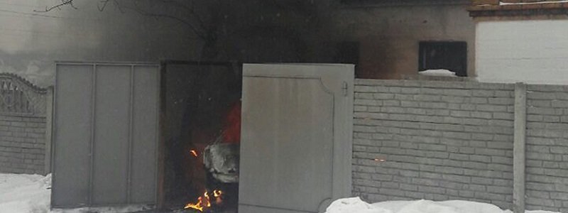 В Днепре загорелся автомобиль с человеком внутри (ФОТО)
