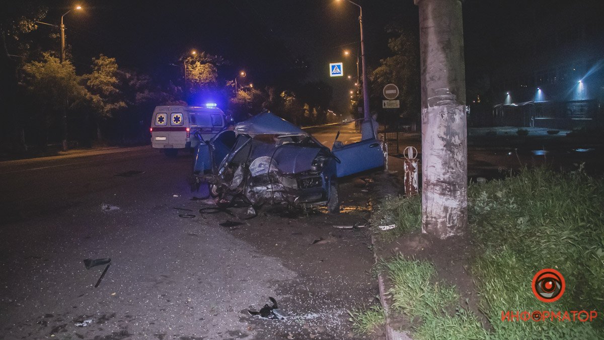 В Днепре на проспекте Богдана Хмельницкого ВАЗ врезался в столб: водителя увезла скорая