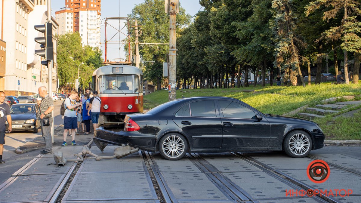 В Днепре на Грушевского Mercedes "потерял" выхлопную трубу и бампер на трамвайном переезде: образовалась пробка