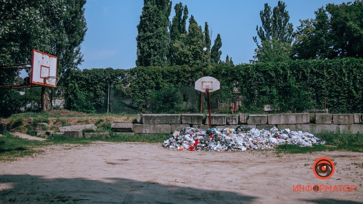 В Днепре в парке "Приднепровский" баскетбольную площадку забросали мусором