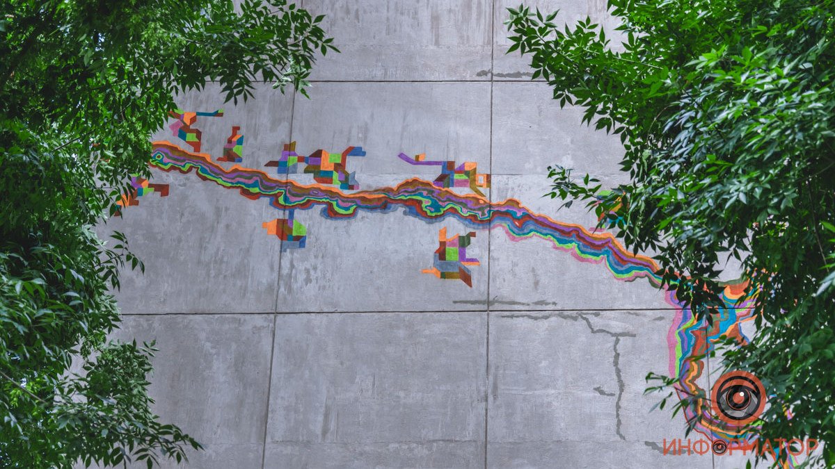 В Днепре французский художник создает мурал на фасаде Строительной академии