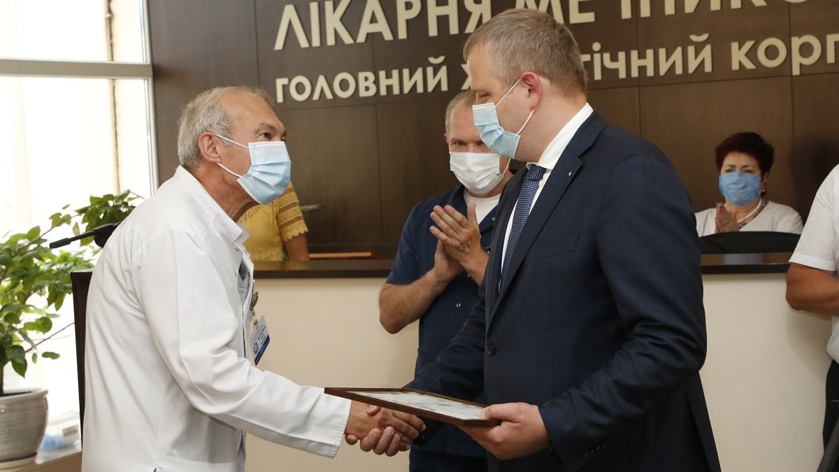 В Днепре 4 сотрудника больницы Мечникова получили звание заслуженного врача Украины