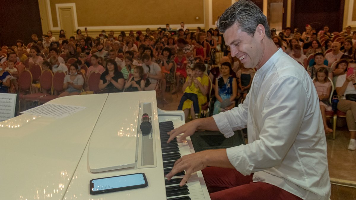 В Днепре в "Меноре" прошел благотворительный концерт Евгения Хмары для детей