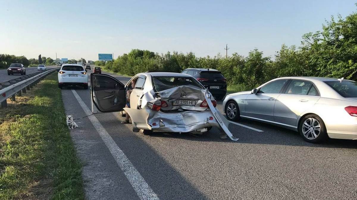 На Запорожском шоссе столкнулись Toyota и два Volkswagen: нужна помощь свидетелей