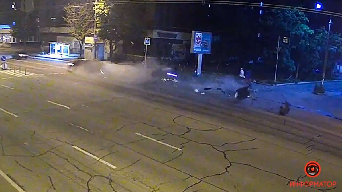 Видео момента смертельного ДТП: в Днепре на Набережной Победы BMW столкнулся с Toyota и загорелся
