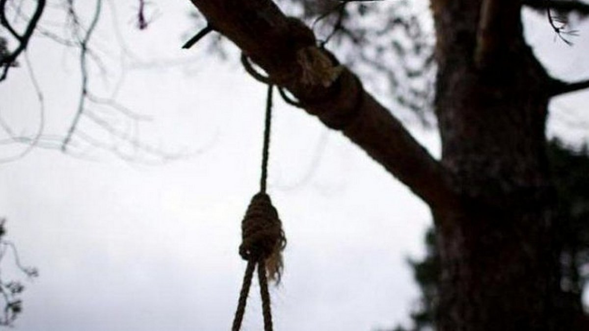В Днепре на Бехтерева мужчина оставил предсмертную записку и повесился на дереве
