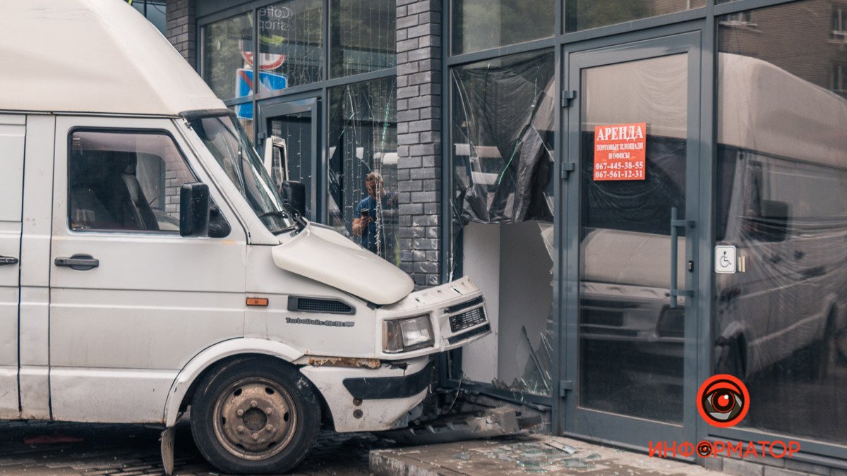 В Днепре на Грушевского фургон IVECO выехал на встречную полосу и врезался в магазины: видео момента