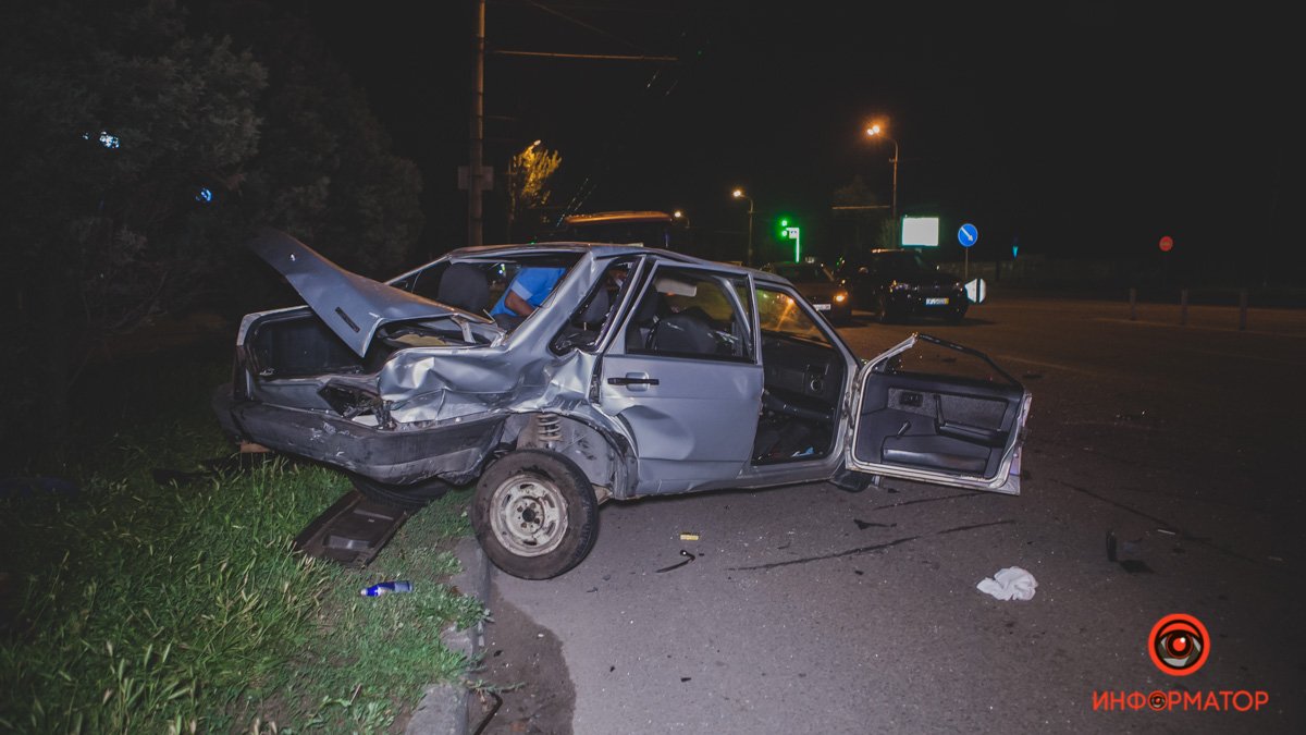В Днепре на Набережной Победы ВАЗ въехал в BMW: пострадало два человека