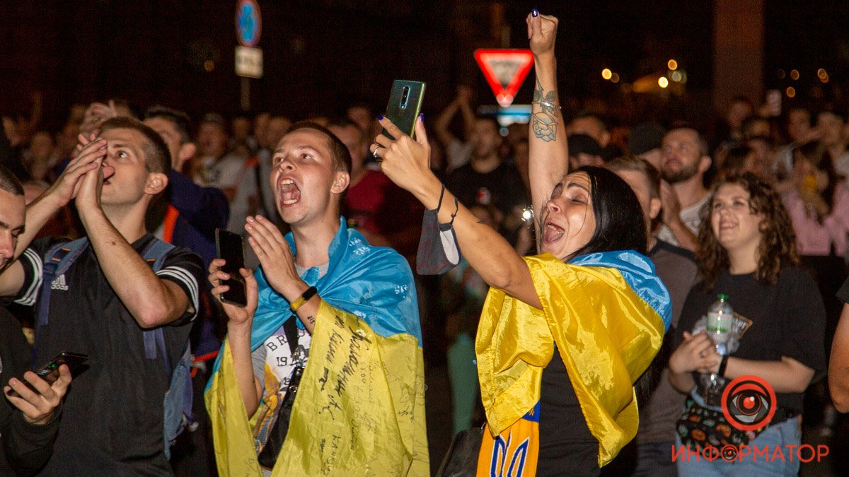 Украина в 1/4 финала Евро-2020: как в центре Днепра фанаты болели за сборную