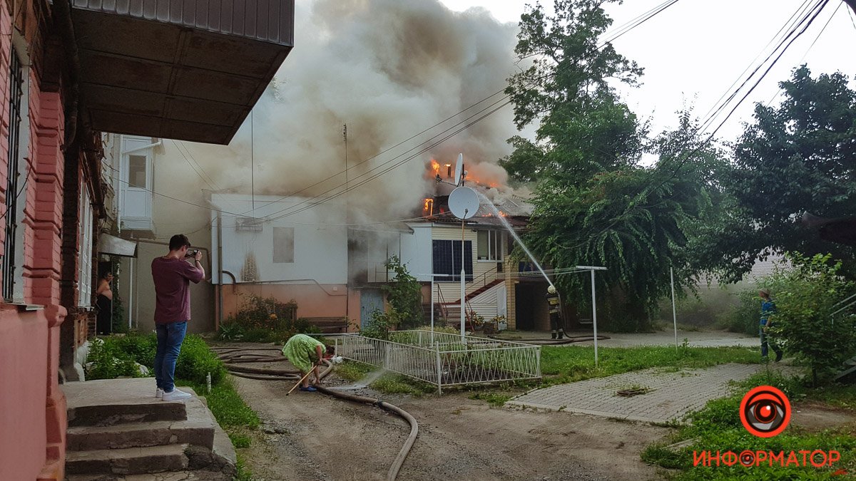 В Днепре на Исполкомовской горит дом: дым окутал центр города