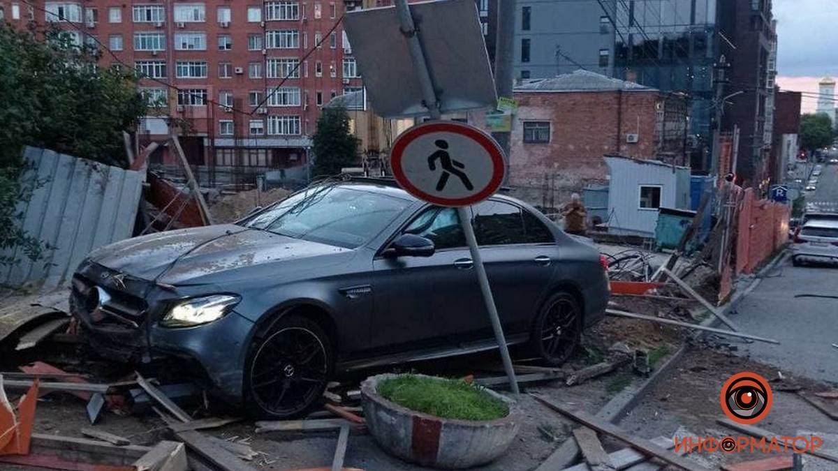 В Днепре на Шевченко Mercedes зацепил BMW и снес строительное ограждение