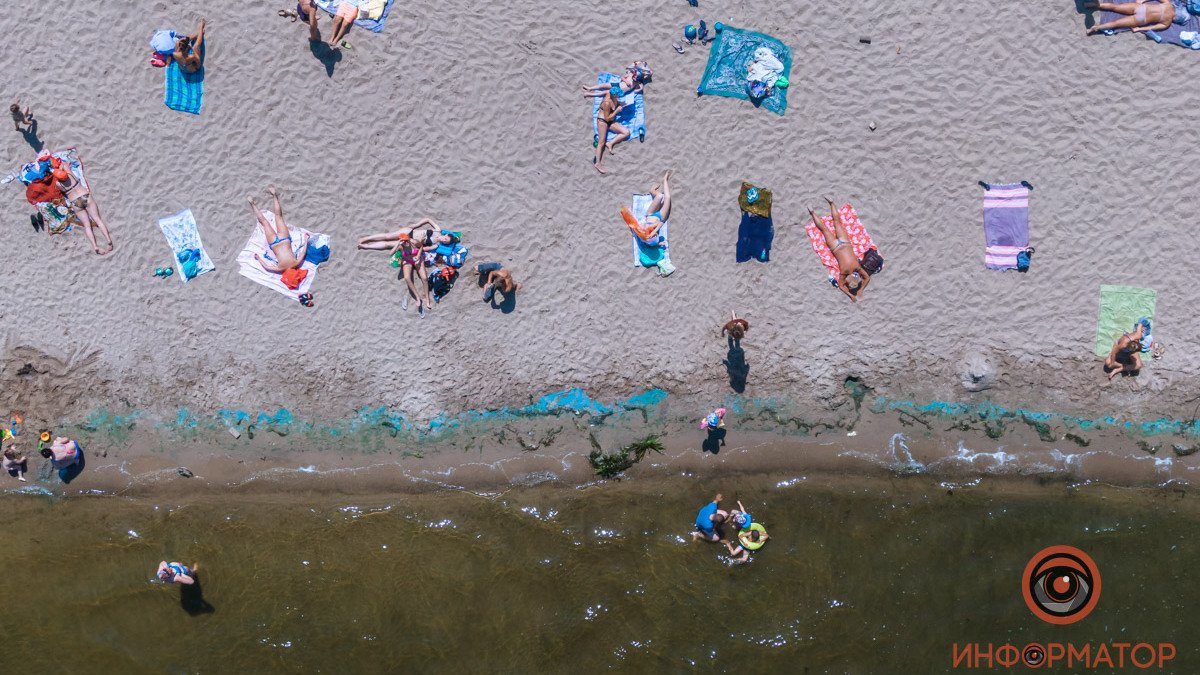 «Пляжный движ»: как выглядит жаркий летний Днепр в 2D с высоты