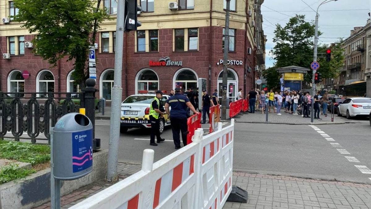 В Днепре полиция и муниципалы перекрыли проспект Яворницкого