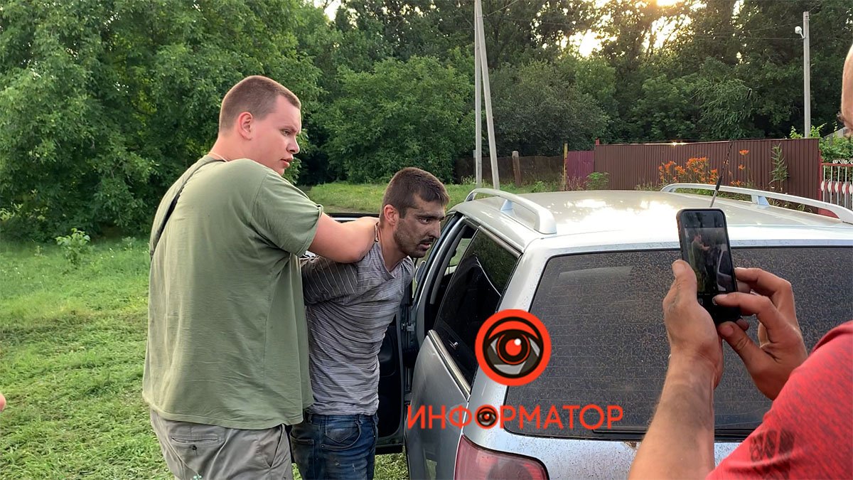 В Днепропетровской области поймали мужчину, который порезал ножом двухлетнего мальчика: видео задержания
