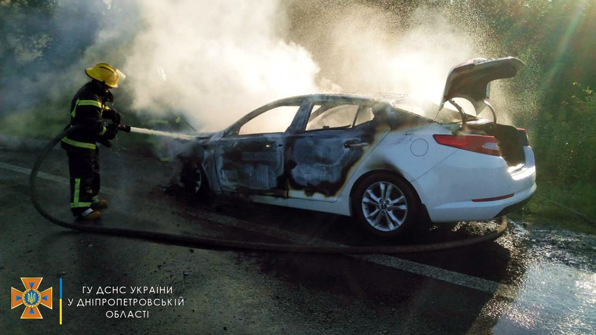 На трассе Днепр-Запорожье при движении загорелся автомобиль