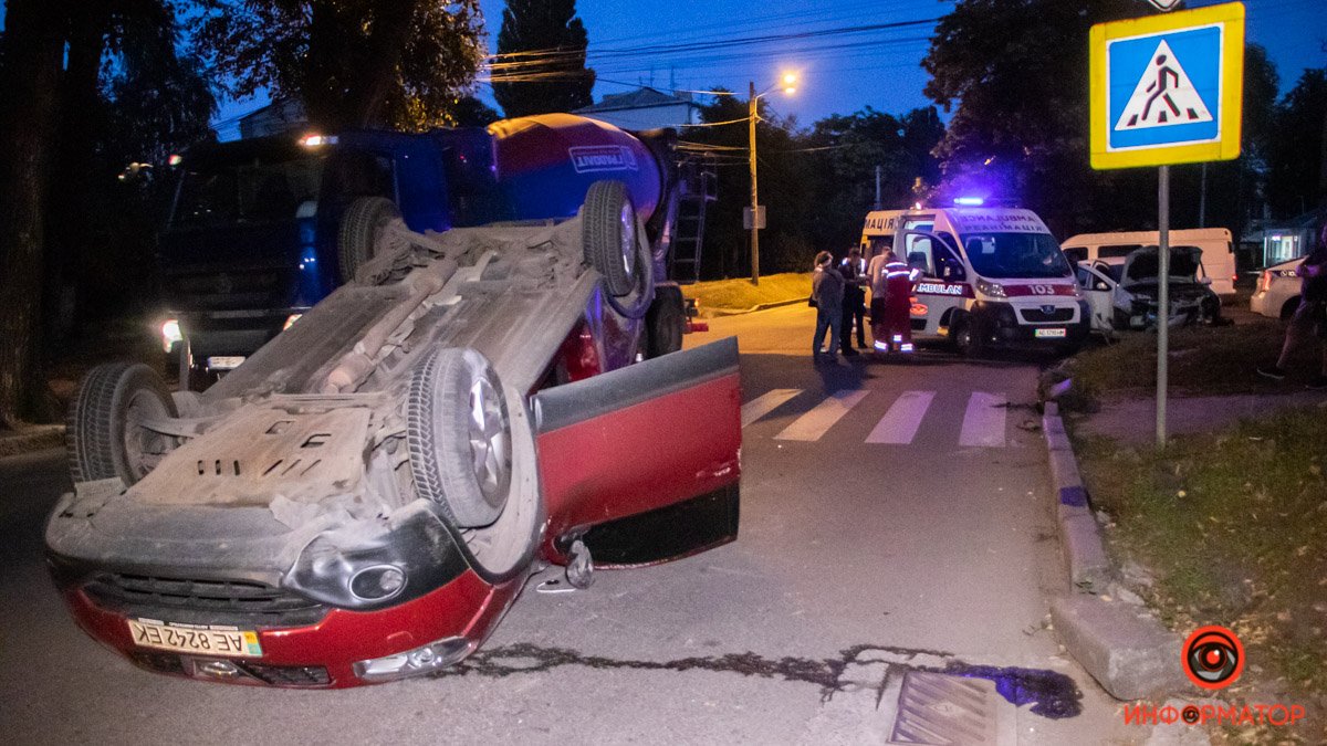 В Днепре на Антоновича Nissan столкнулся с Renault Bolt и перевернулся: трое пострадавших