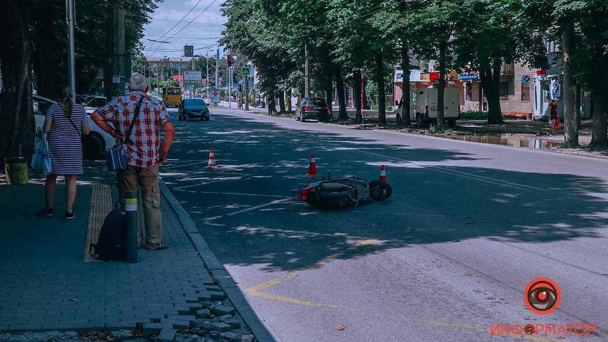 В Днепре на Титова столкнулись таксист и курьер: пострадал мужчина