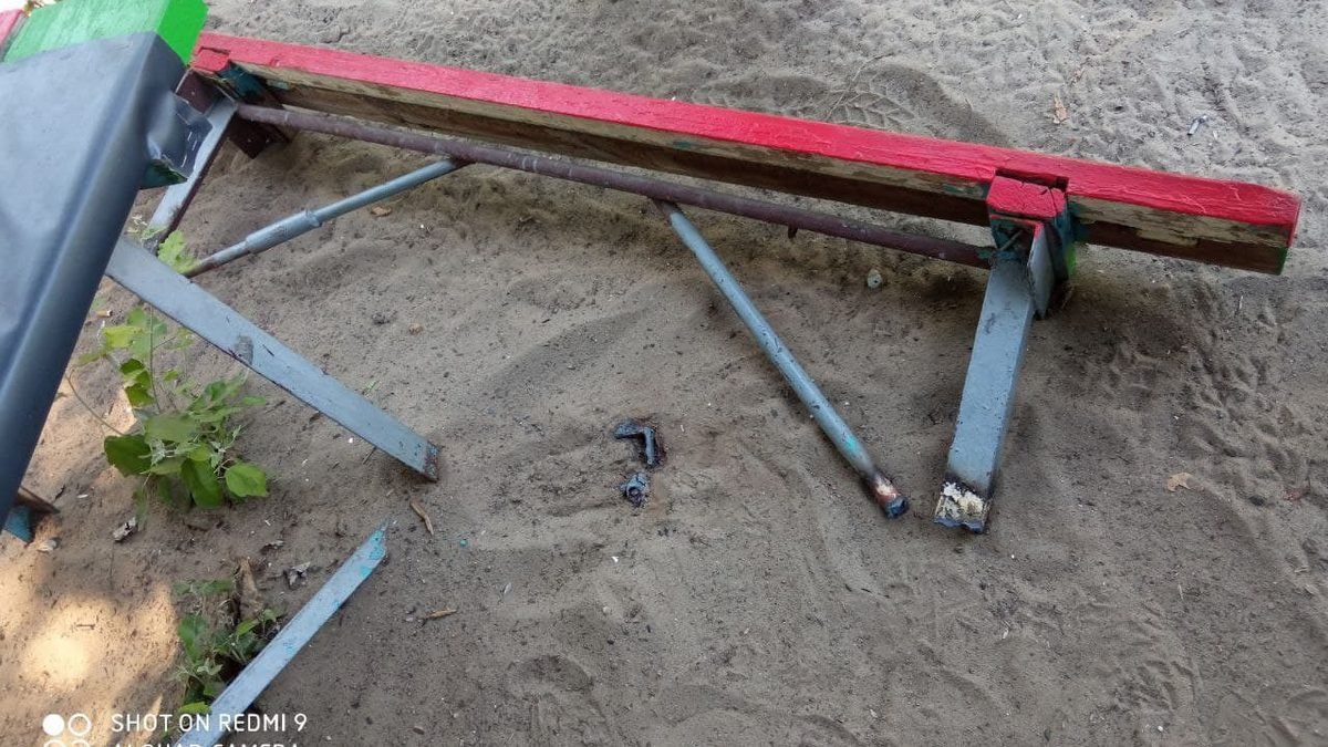 В Днепре мужчина срезал скамейки на детской площадке: его задержали местные жители