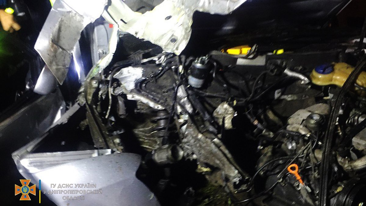 В Каменском Audi врезался в столб: двоих пострадавших доставили в Днепр
