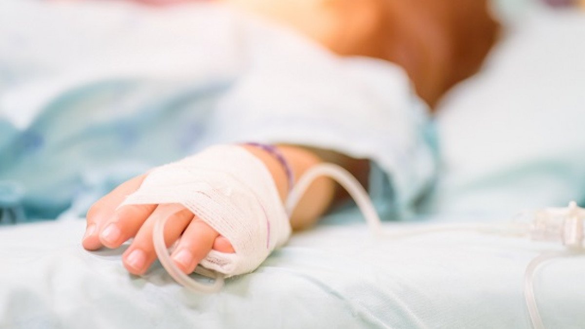 В больнице Днепра спасают 13-летнюю девочку, которая пыталась покончить с собой