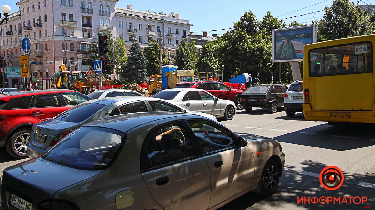 Центр Днепра из-за ремонта трамвайного переезда сковали пробки