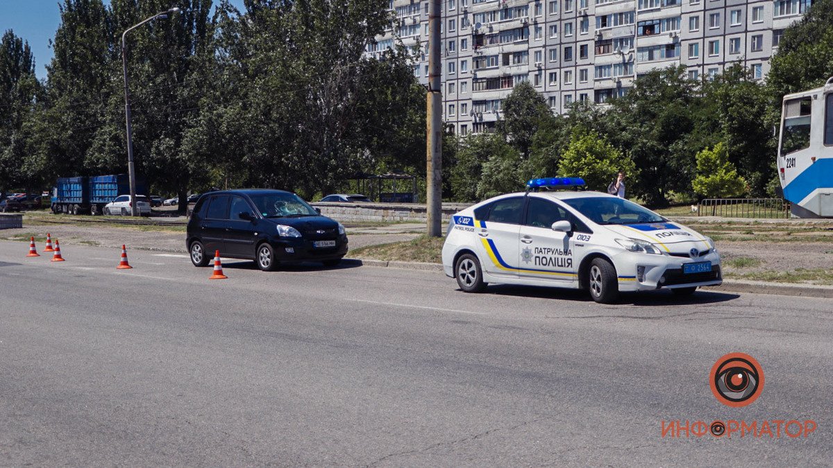 В Днепре на Донецком Шоссе Hyundai сбил мужчину: пострадавшего забрала скорая