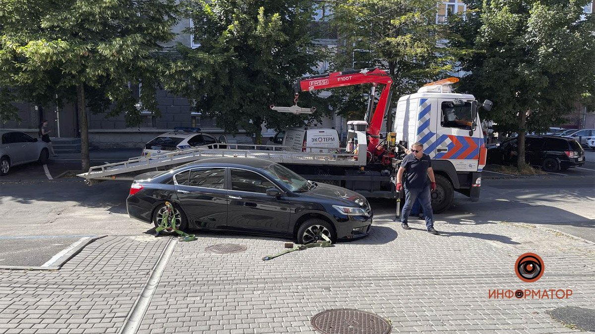В Днепре на Жуковского под Honda провалился тротуар