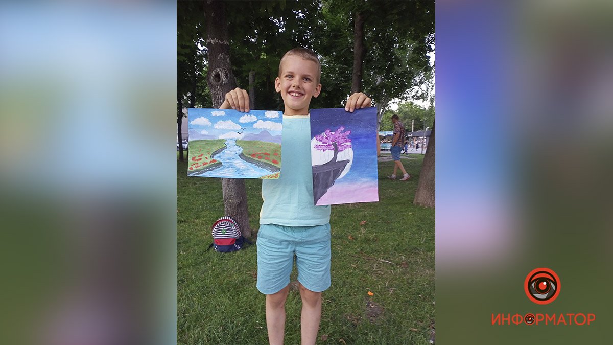 "Магазин Паддингтон": в Днепре на бульваре Славы мальчик продавал свои рисунки прохожим