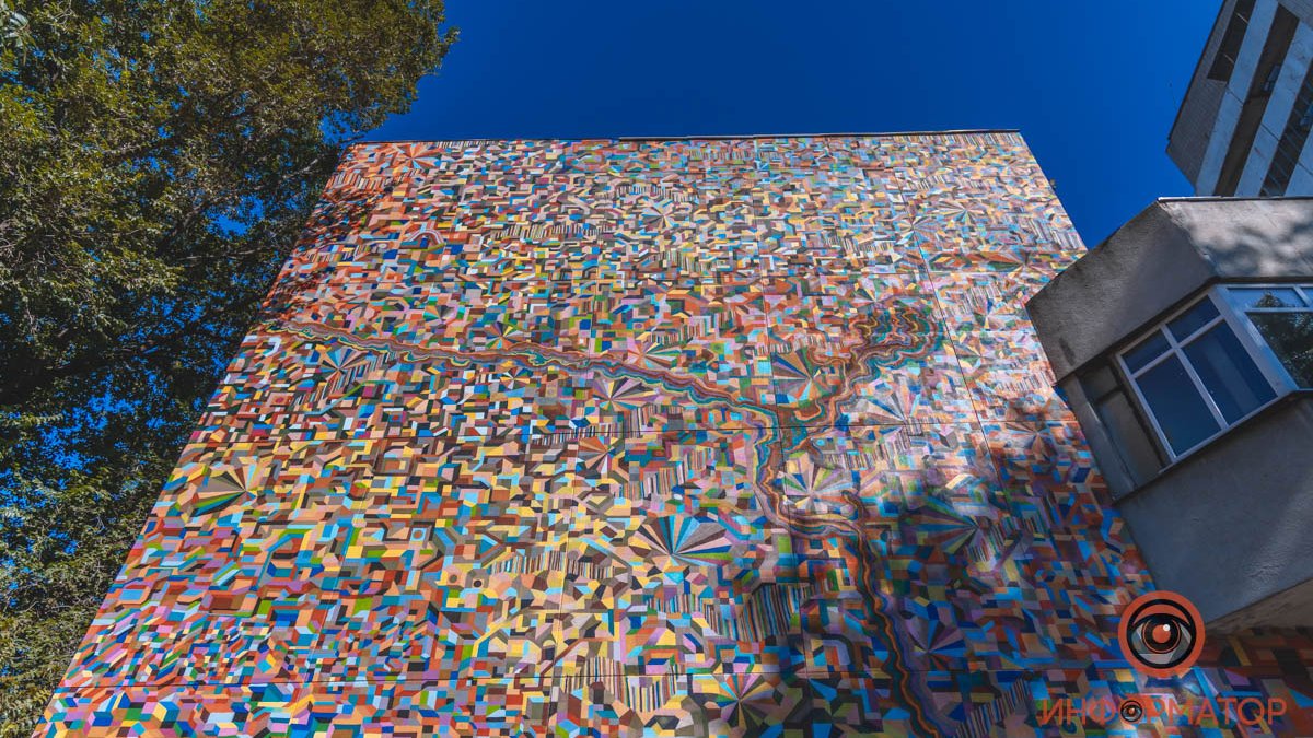 Причудливые формы и сотни оттенков: в Днепре на фасаде Строительной академии французский художник нарисовал красочный мурал