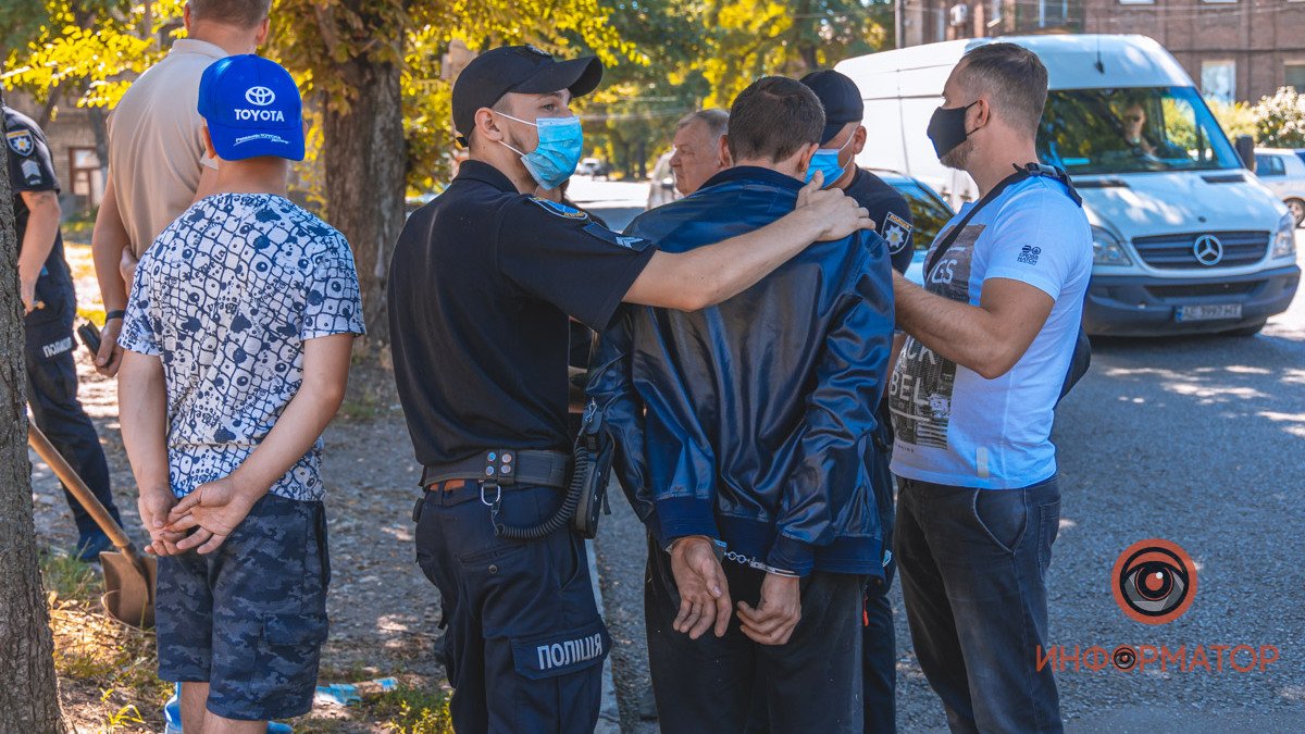 В Днепре возле ДК Ильича мужчина ограбил дворника: нападавшего задержал прохожий