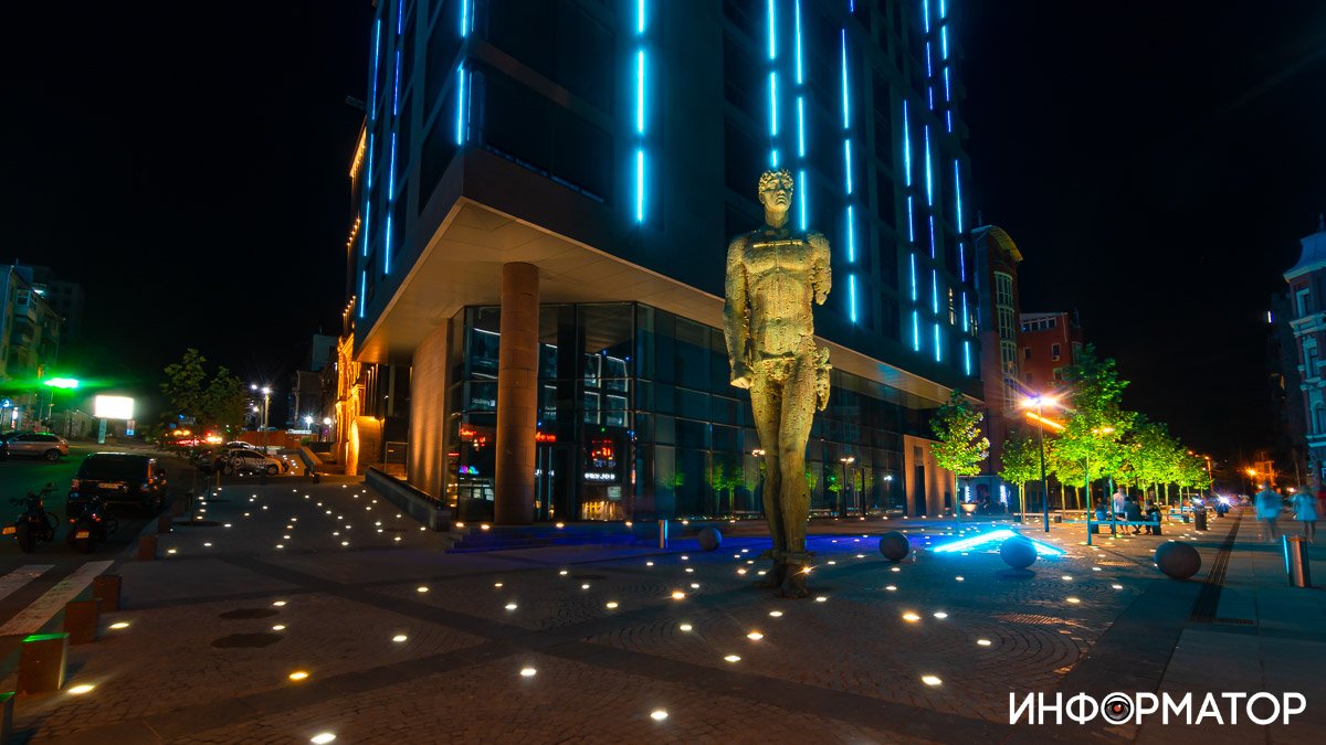 Место для фотосессий и романтики: как выглядит Южный бульвар и скульптура Атланта ночью
