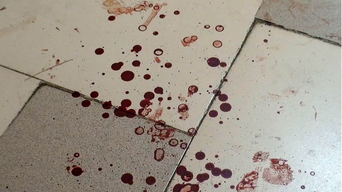 В Днепре двое мужчин жестоко избили женщину в подъезде её дома