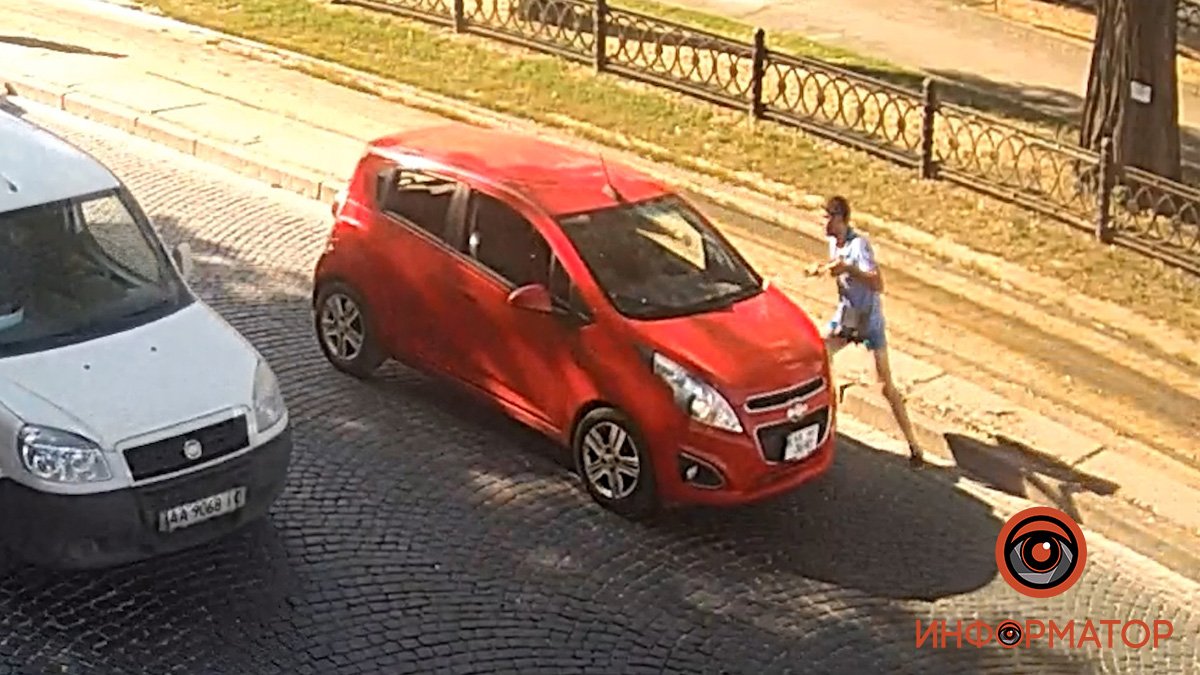 В центре Днепра водителя Chevrolet ударили домкратом по голове: видео момента