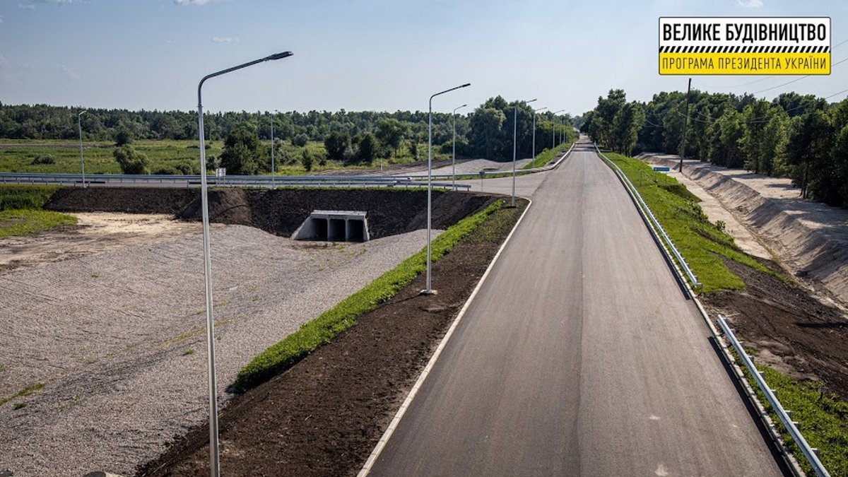 В Днепропетровской области строят последний участок новой трассы на Киев