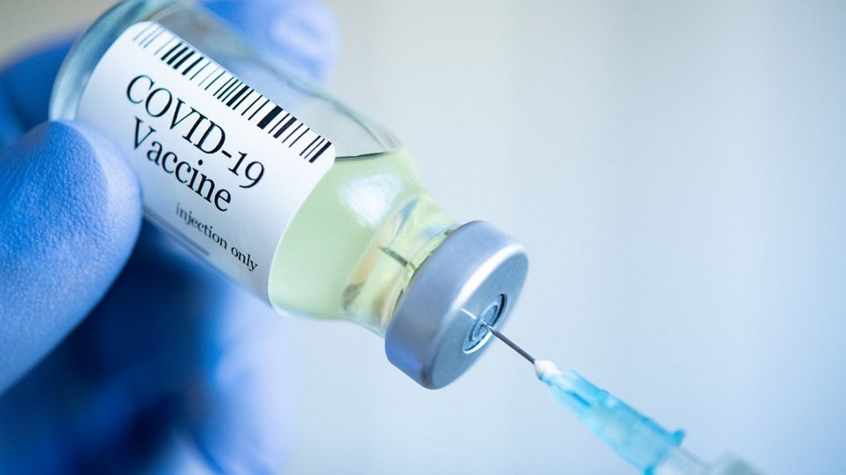 В Днепре глава частной клиники призвал отказаться от вакцинации: комментарии мэра и врачей