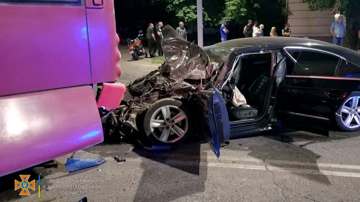В Кривом Роге Volkswagen столкнулся с автобусом: пострадали 3 человека