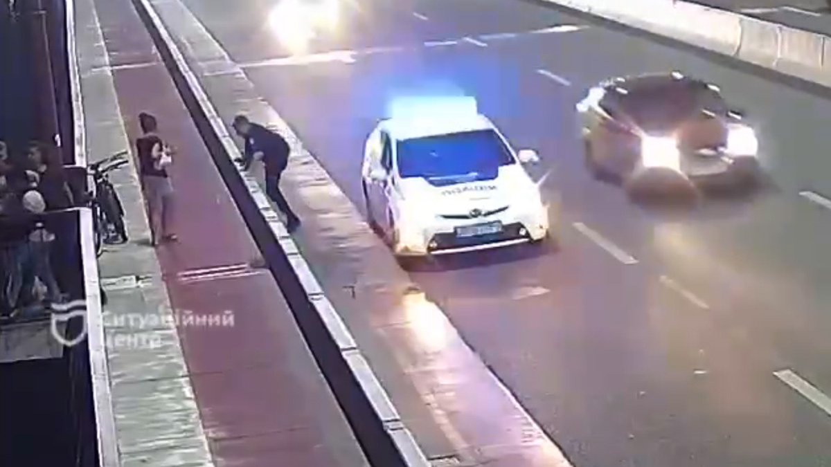 В Днепре патрульные спасли мужчину, который хотел спрыгнуть с Центрального моста: видео момента