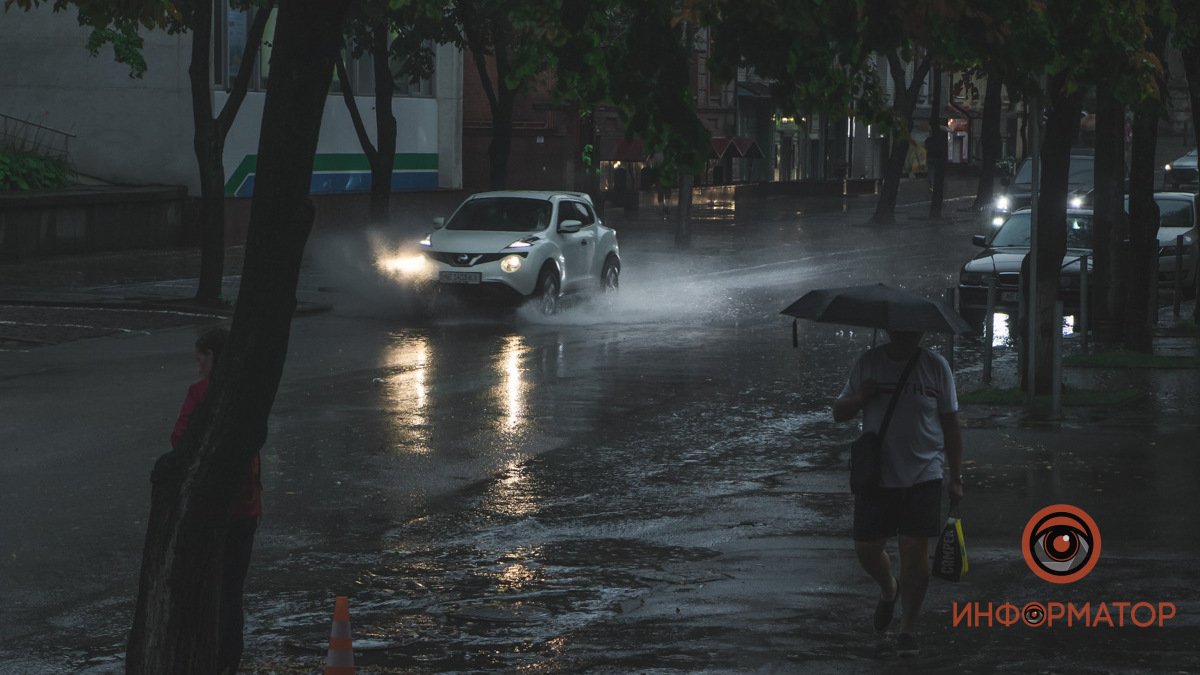 Вспышки молнии, холодный воздух и ручьи на дорогах: Днепр накрыл продолжительный дождь