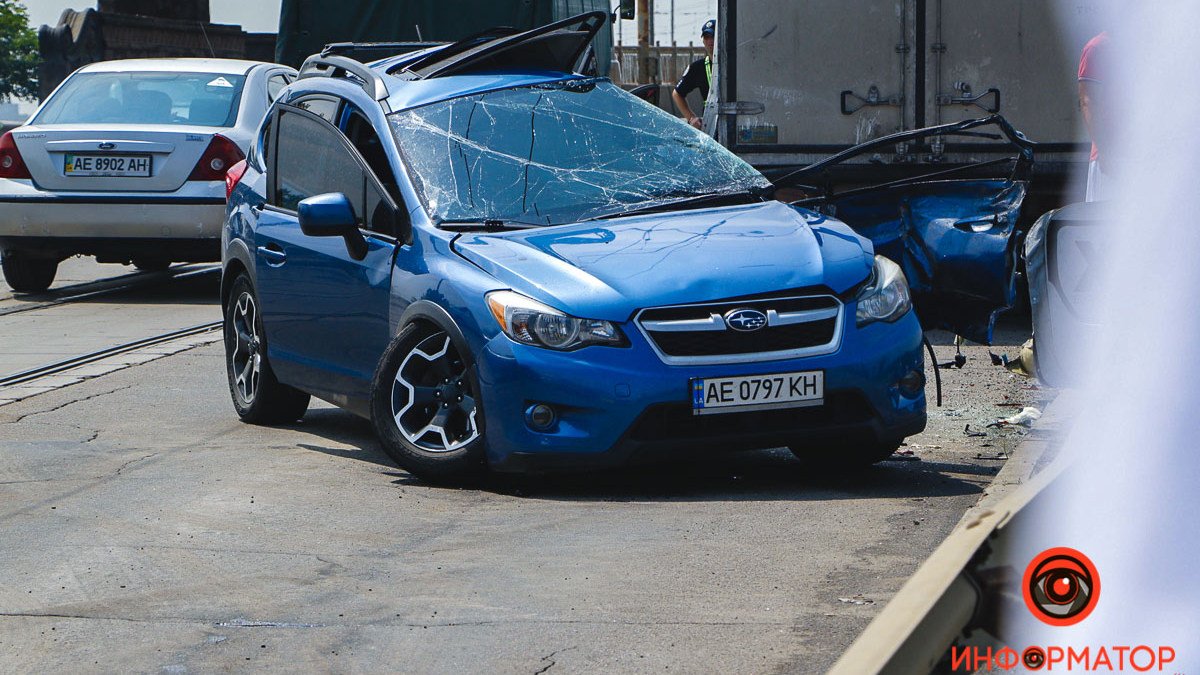 В Днепре на Амурском мосту Subaru врезался в грузовой Mercedes: водитель авто погиб
