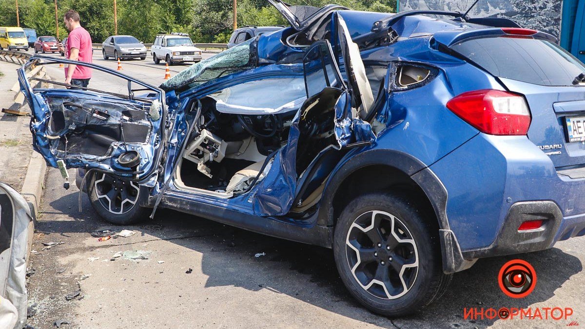 В Днепре на Амурском мосту Subaru врезался в грузовой Mercedes: нужна помощь свидетелей