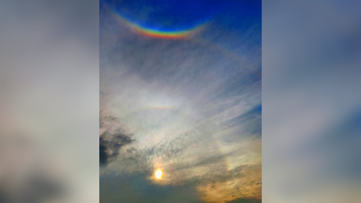 Круговая и перевернутая «радуги»: жители Днепра и области заметили на небе гало