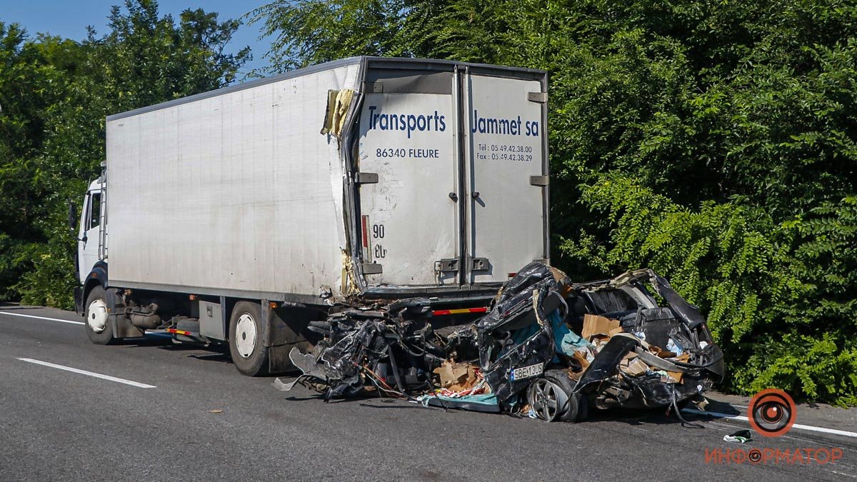 Смертельное ДТП с фурами на Запорожском шоссе в Днепре: Skoda всмятку, погиб мужчина