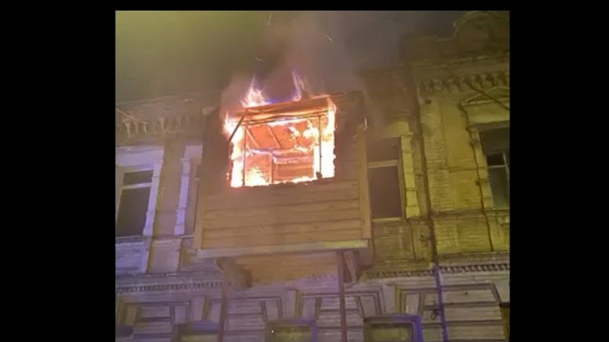 В Днепре полицейские эвакуировали жителей из горящего дома, спасатели вынесли двоих пострадавших: видео момента