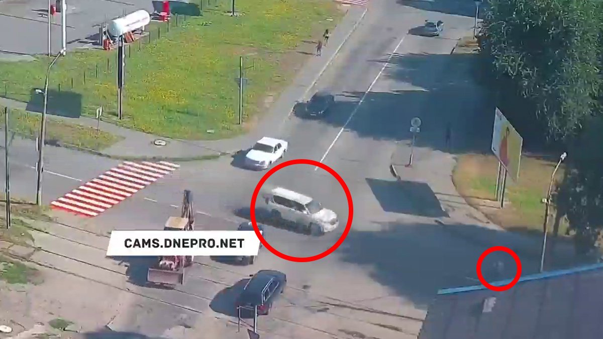 В Каменском Toyota на скорости сбила мужчину: видео момента