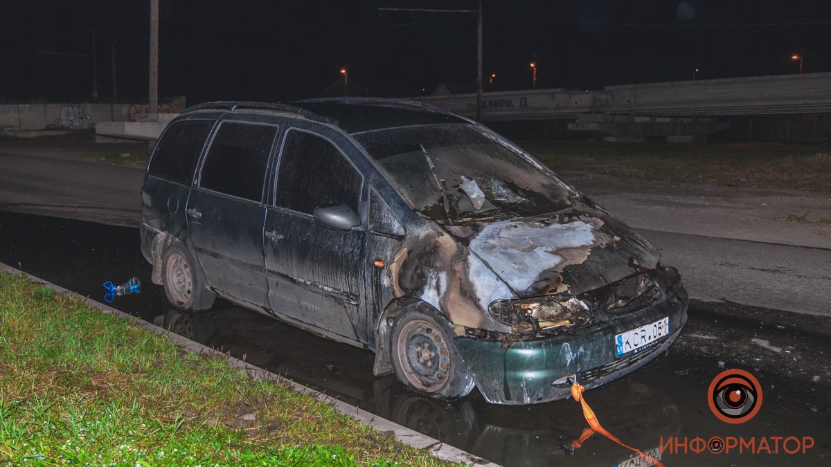 В Днепре на Кайдакском мосту загорелась машина: водитель и пассажир сбежали