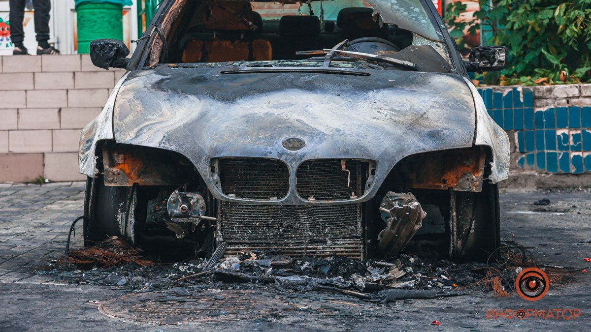 В Днепре на Шнеерсона мужчина поджег BMW, огонь повредил соседние машины: видео момента