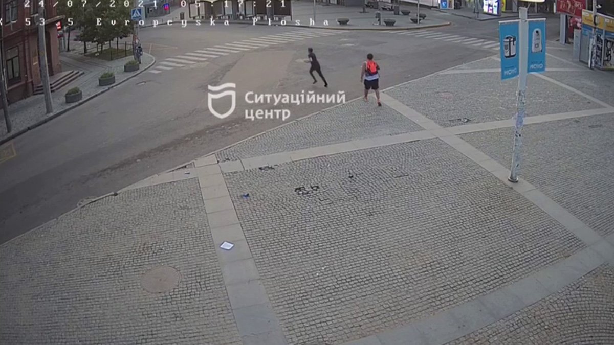 В центре Днепра мужчина выхватил у прохожего телефон и убежал: видео момента
