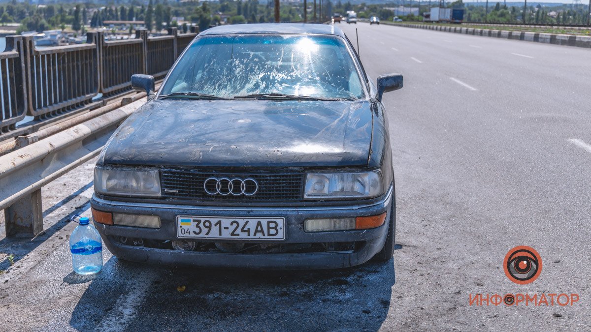 В Днепре на Кайдакском мосту на ходу загорелась Audi