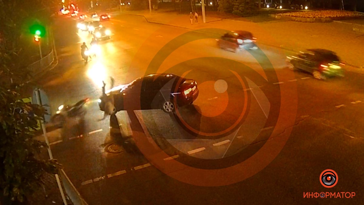 В Днепре на Сичеславской Набережной столкнулись Audi и мотоциклист: видео момента ДТП