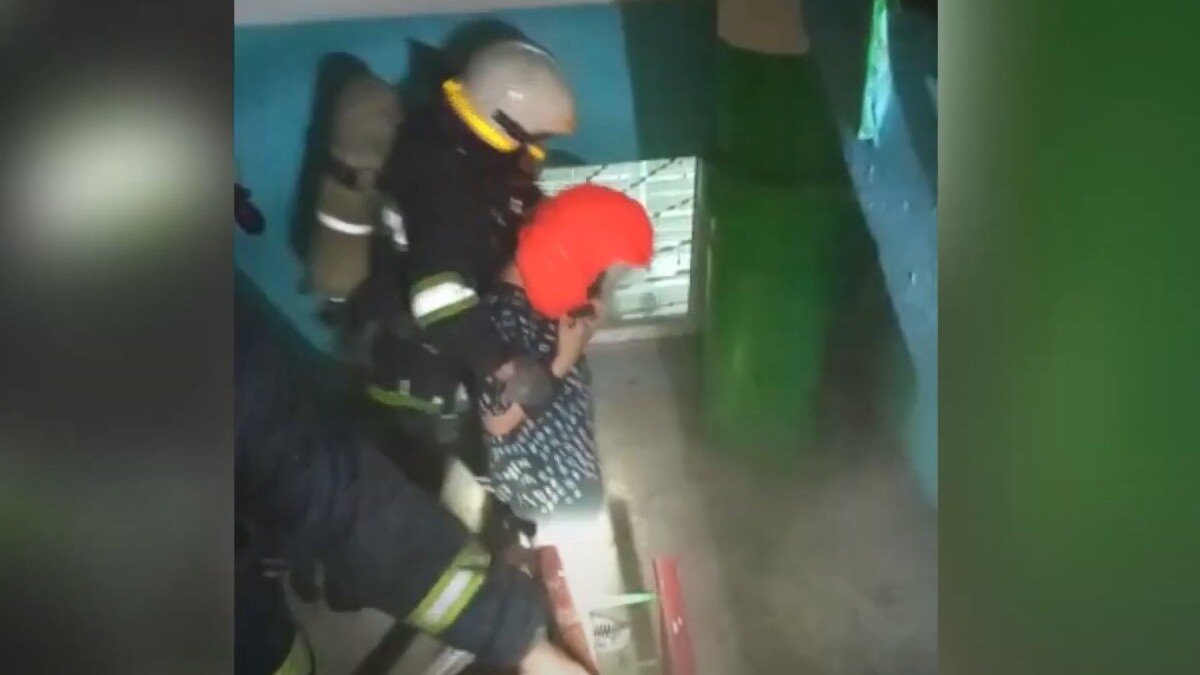 В Павлограде во время пожара спасли 10-летнего мальчика: видео
